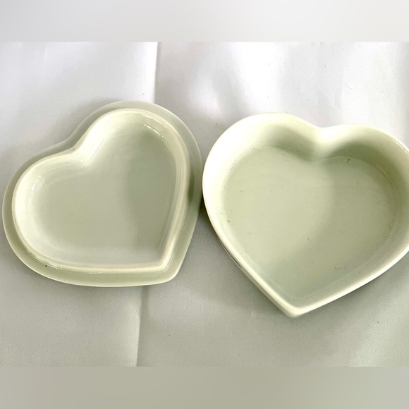 Mikasa Christmas Bear Porcelain Heart Shaped Covered Dish 3.5 “X 1”. - Picture 2 of 6